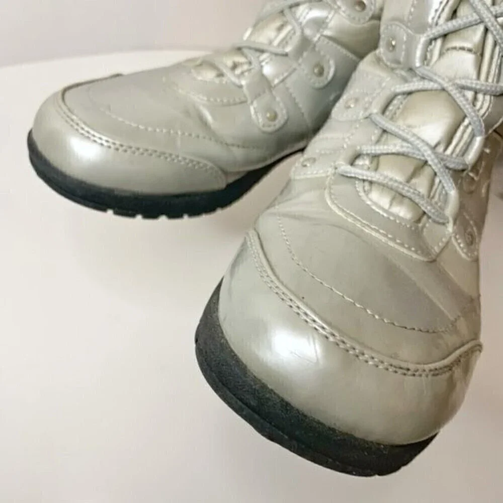 Khombu Silver Metallic Lace Up Nylon Angel Snow Moon Faux Fur Lined Boots